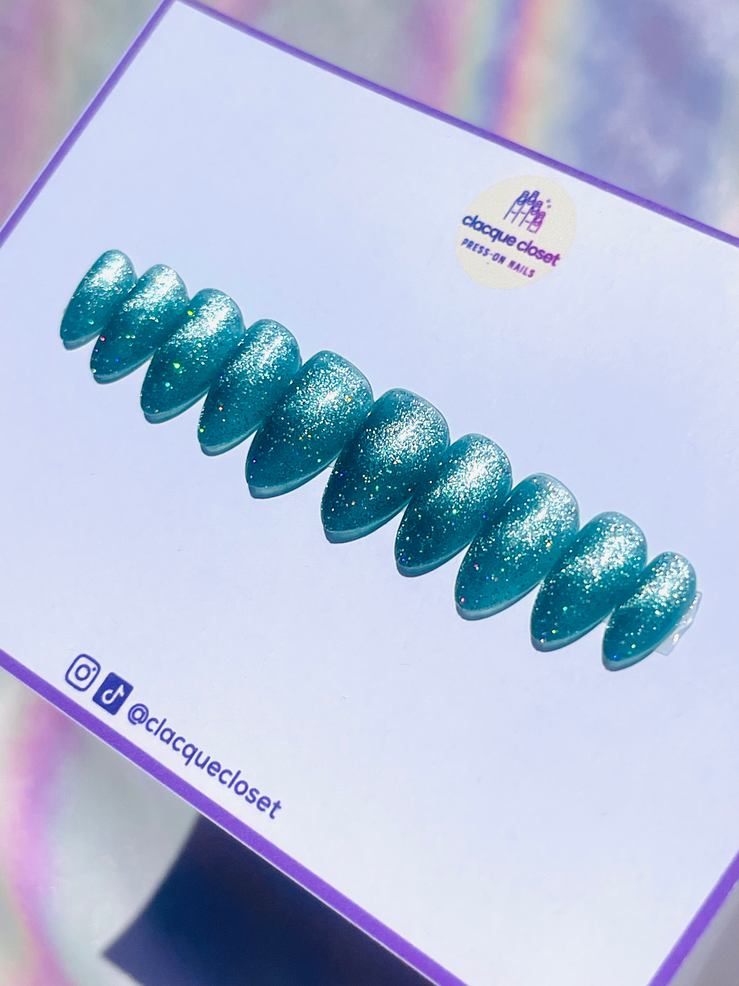 Press-on nails with a striking blue cat eye gel finish, creating a shimmering and captivating effect.