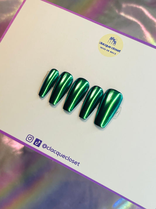 A set of press-on nails with a rich green chrome finish, exuding a bold and shimmering appearance that changes hues in varying lights.